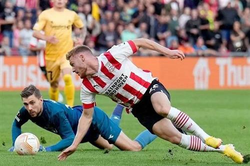 Bodo Grimmt contre PSV Eindhoven