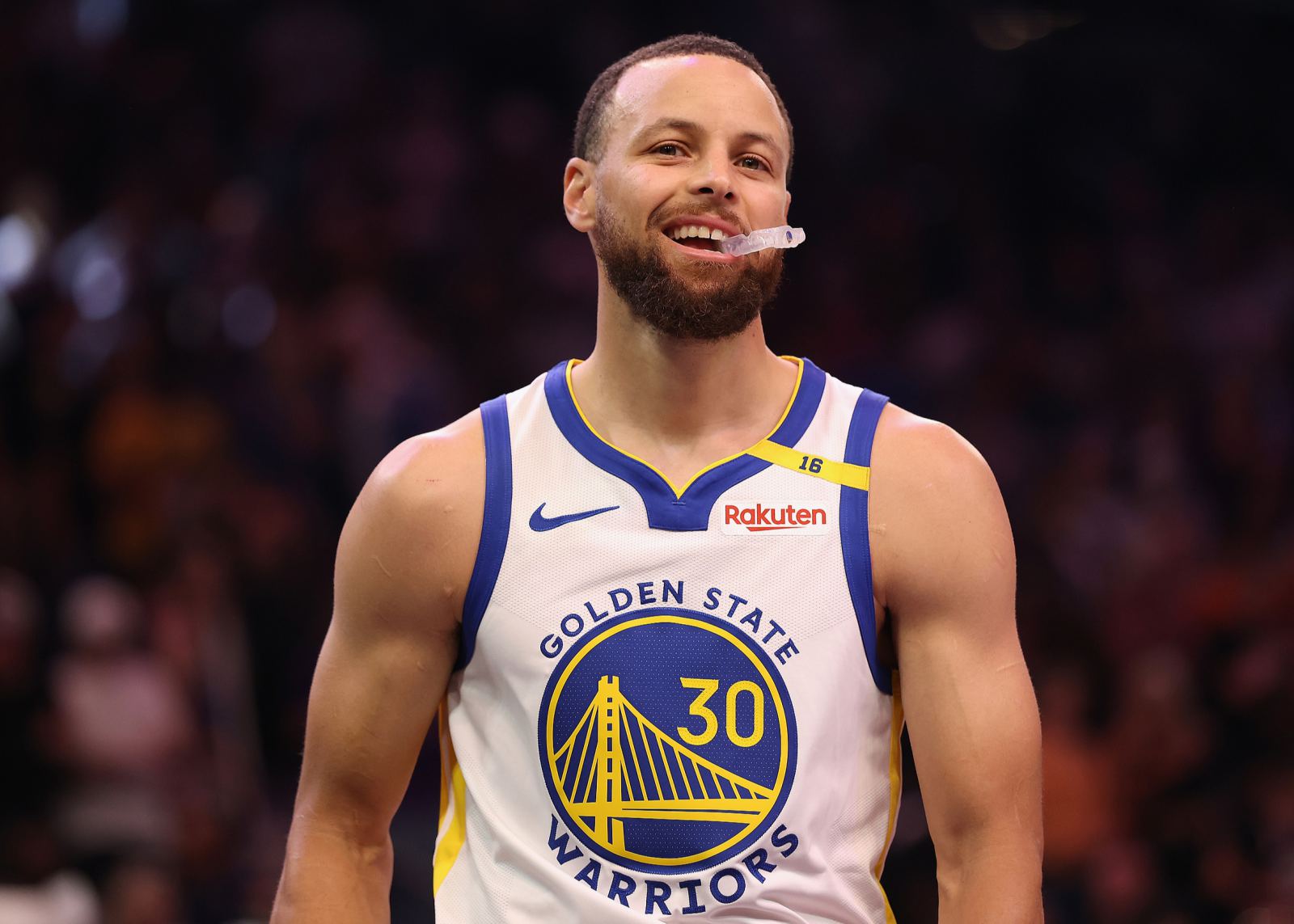 Médias américains : sans enfreindre délibérément les règles, Curry est quand même devenu le premier joueur à marquer 100 points cette saison