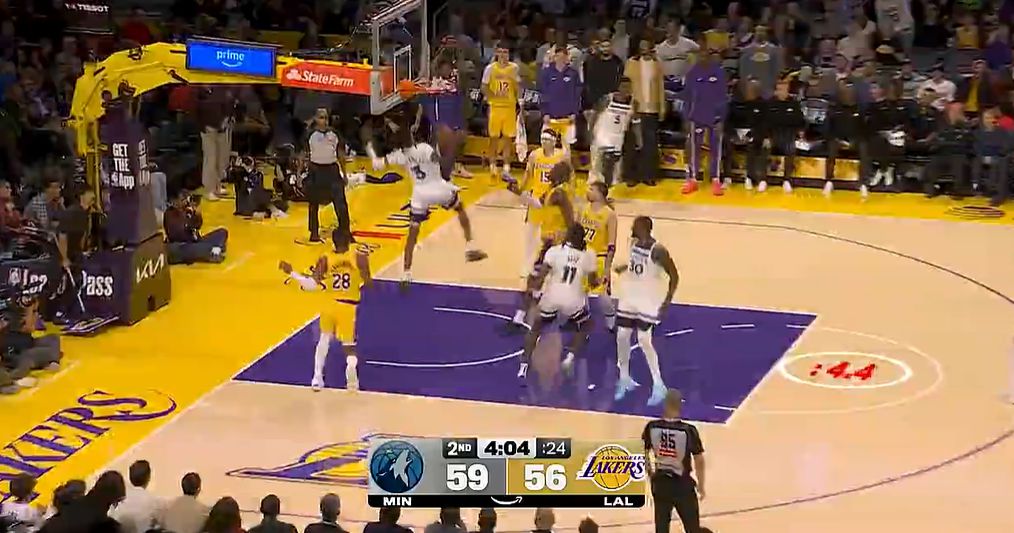 Quel contraste ! Les Timberwolves ont pris une avance de 10-1 au rebond en zone avant et ont marqué 18-0 lors de la deuxième attaque.