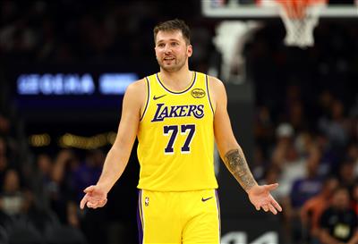 Doncic a marqué 23 points au premier quart, égalant le record de but de la franchise de Kobe et Kuzma au premier quart.