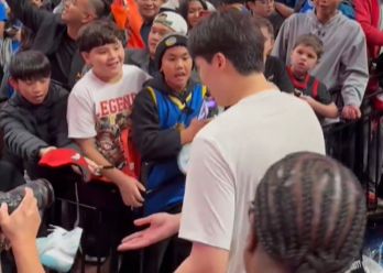 Extrêmement populaire ! Un grand nombre de fans attendaient dans l'allée Yang Hansen, qui a offert des chaussures de basket aux jeunes fans.
