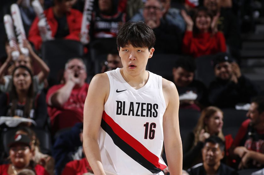 Blogueur : Les Trail Blazers inaugureront cinq matchs consécutifs à l'extérieur et Yang Hansen accompagnera l'équipe au match à l'extérieur.