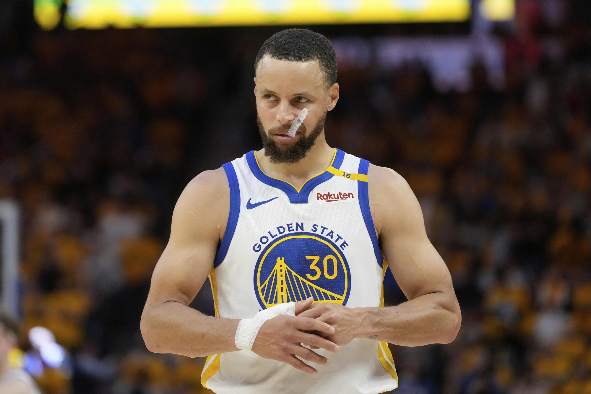 Les Warriors ont réussi 19 paniers à trois points dans le match, Curry a marqué 5 paniers à trois points et les Warriors ont refusé de perdre trois matchs consécutifs.