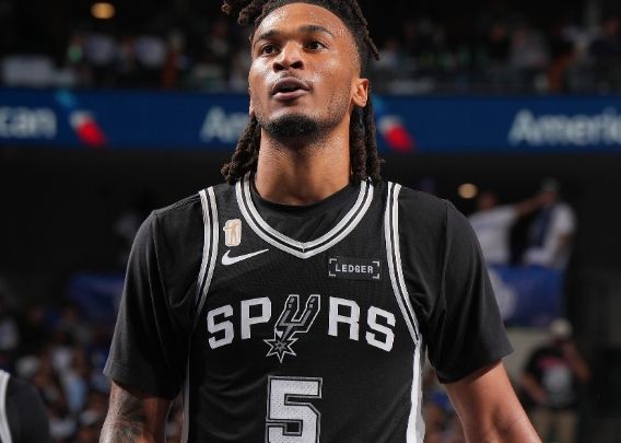 Castle : C’est très difficile de jouer contre Curry. Je suis surpris de pouvoir réaliser un triple-double avec Wenbanyama.
