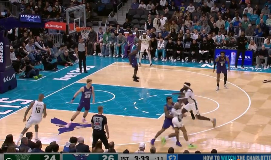 Encore des fleurs ! Personne n'a marqué à deux chiffres pour les Hornets à la mi-temps et menait les Bucks de 9 points