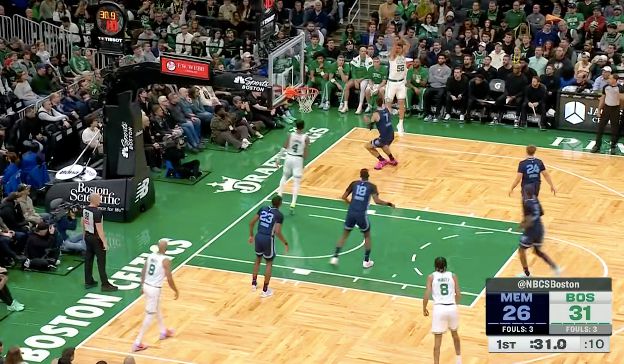 Les Celtics ont marqué 6 tirs à trois points au premier quart et White a marqué 10 points en un seul quart.