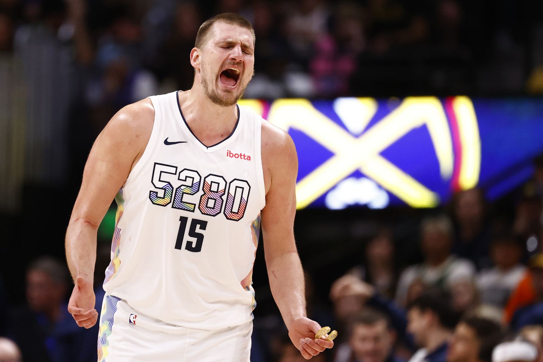 Jokic a réalisé son septième triple-double cette saison avec 27+12+10, menant l'équipe à sept victoires consécutives.