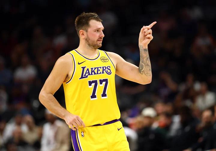 Prenez le dessus ! Doncic a marqué 12 points et 5 passes décisives au premier quart-temps, battant Antetokounmpo qui n'a marqué que 3 points.