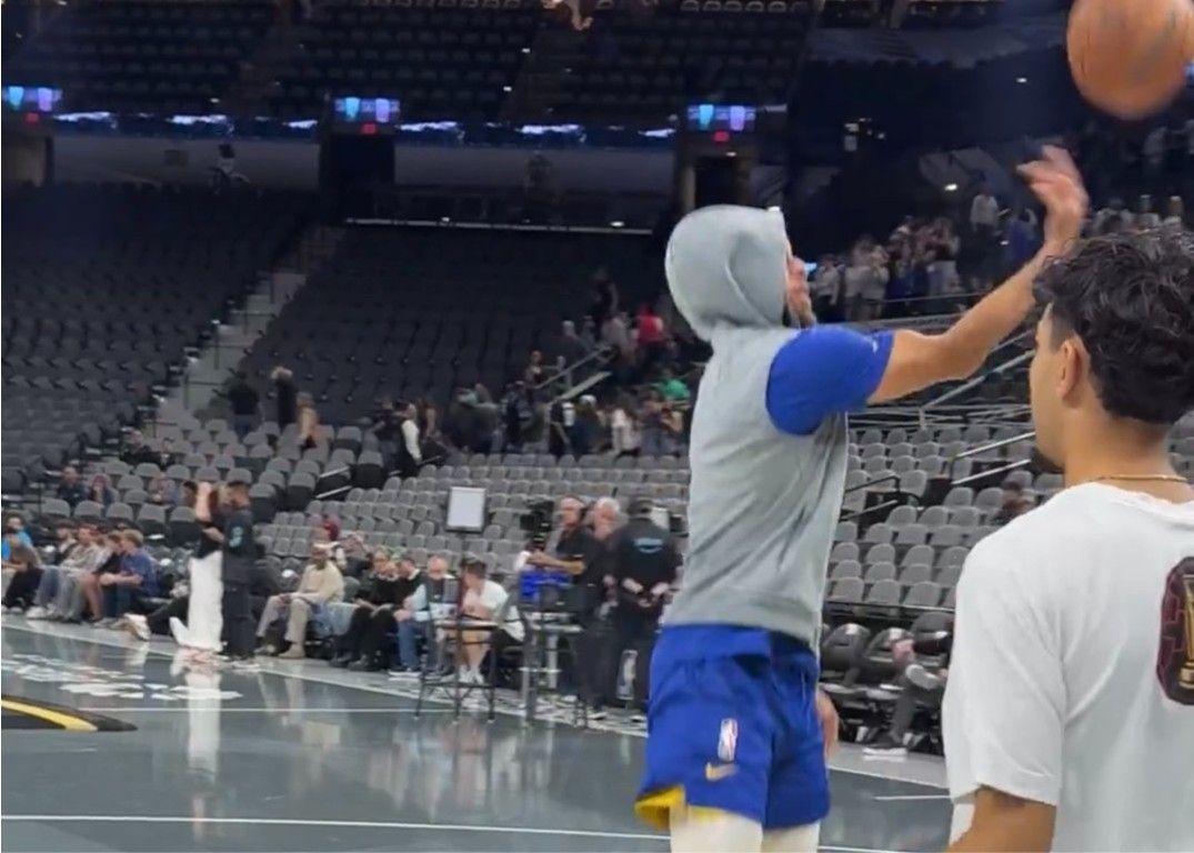 Je viens de me séparer d’Under Armour ! Curry portait les chaussures de basket-ball de 6e génération de Kobe Bryant pour participer à l'entraînement aujourd'hui.
