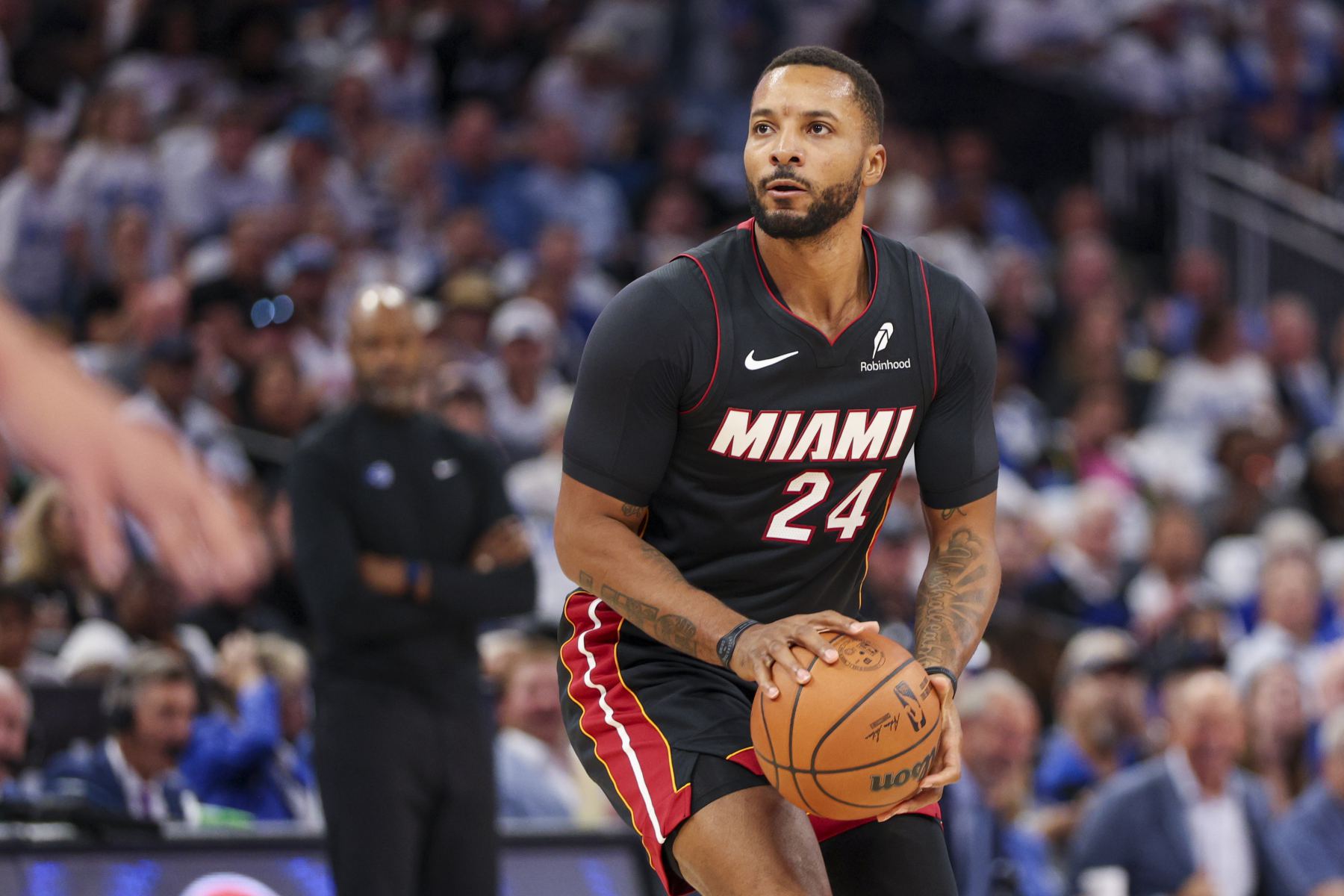 Powell a marqué un total de 261 points lors des dix premiers matchs du Heat, dépassant James pour se classer premier dans l'histoire de l'équipe.